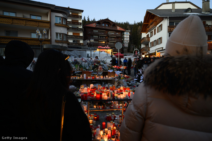 Gyászolók gyűlnek össze a szilveszteri halálos tűzvész helyszíne, a Le Constellation bár előtt