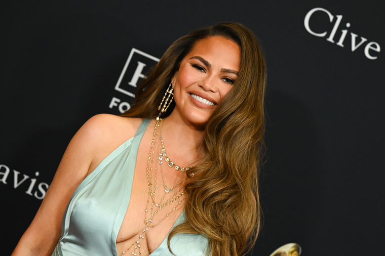 Chrissy Teigen&nbsp;Chrissy Teigen egyszer 2017-ben is letette az alkoholt, de aztán visszaesett, majd 2020-ban határozta el magát újra