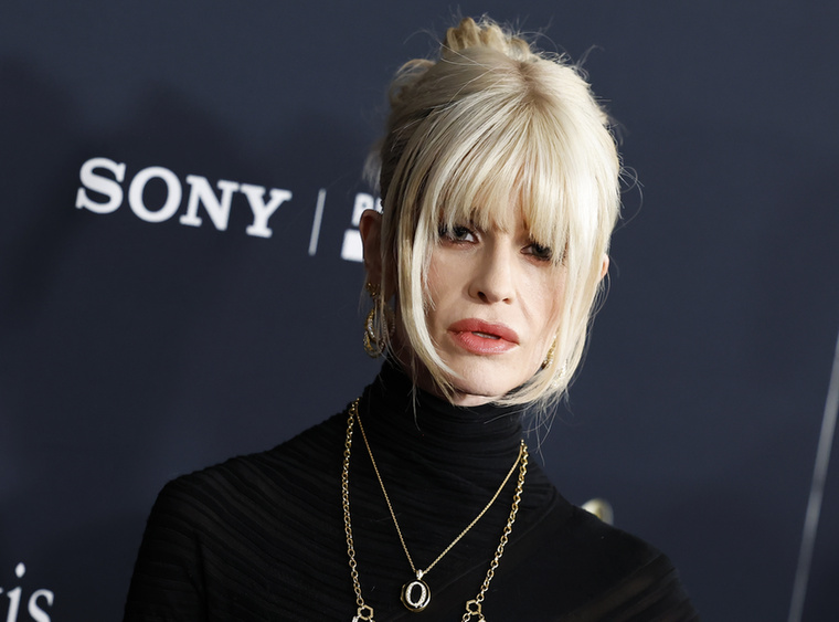 Kelly Osbourne&nbsp;Kelly Osbourne 2021 áprilisában fedte fel, hogy 4 év józanság után visszaesett.&nbsp;„Egy kicsit nehéz erről beszélnem, de megígértem, hogy mindig őszinte leszek veletek azzal kapcsolatban, hogy hol tartok, és mi történik a gyógyulásom útján”&nbsp;– írta akkoriban a közösségi médiában.&nbsp;„Visszaestem