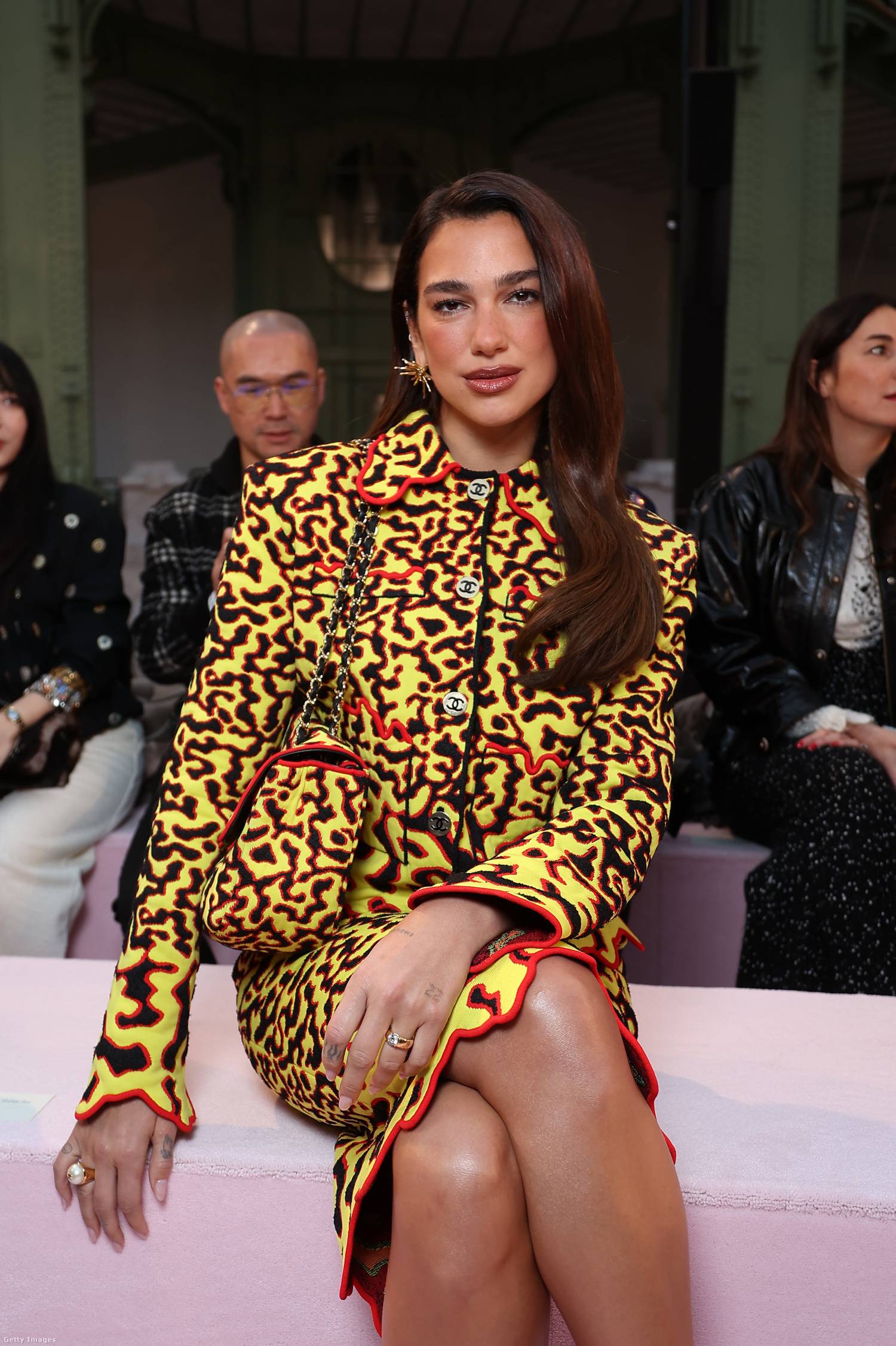 dua-lipa-feltuno-szettje-parizsi-divatheten
