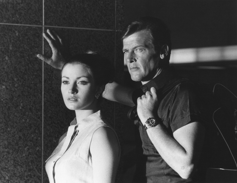 Roger Moore oldalán. (Fotó: Getty Images)