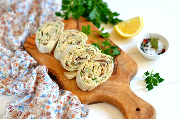 Tonhalas tekercsekA tonhalas tekercsek – vagyis a tortillába tekert, majd kis szeletekre vágott tonhalsaláta – szintén remek, egészséges nassolnivalónak számítanak