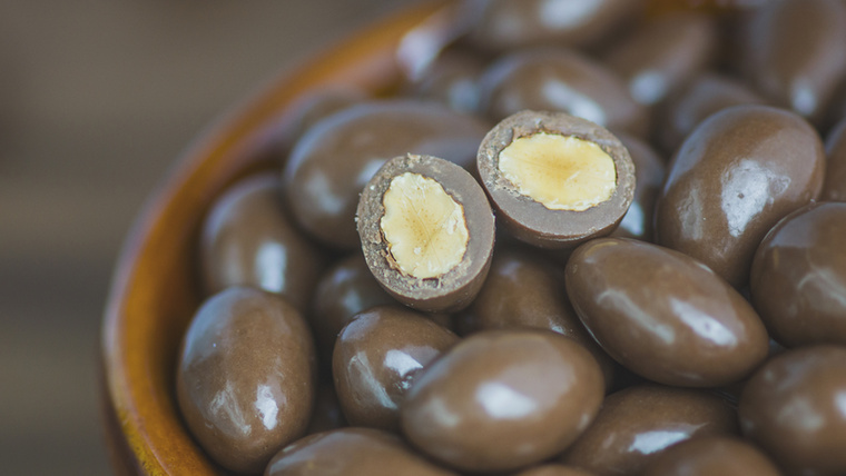 Étcsokoládéba mártott mandulaMaddie Pasquariello sietetikus szerint ez a nassolnivaló hosszú ideig eltelít, ha egyszerű összetevőkből készül (vagyis csak olvasztott étcsokoládéból és mandulából)