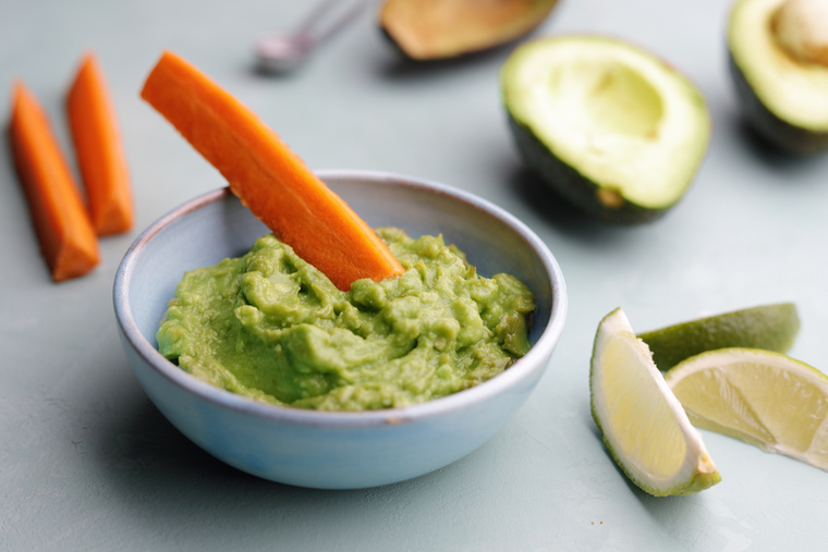 Répa guacamolévalA sárgarépa rostot és lassan felszívódó szénhidrátokat tartalmaz, míg a guacamole szívbarát zsírokat biztosít, amelyek segítenek stabilizálni a vércukorszintet és fokozzák a jóllakottság érzését