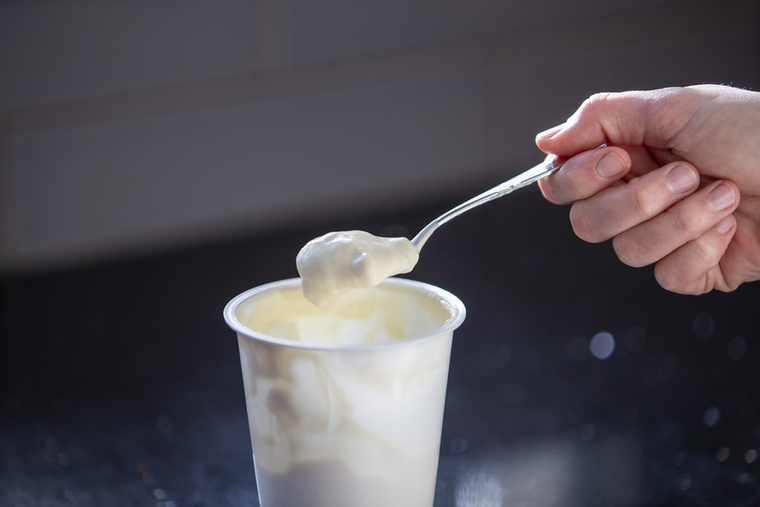 JoghurtA joghurt kiváló fehérjeforrás, amely segít fenntartani az energiaszintet, és megelőzi a délutáni fáradtságérzetet