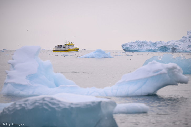 Az Ice Force VIII Nuuk vízitaxi jéghegyek között hajózik.