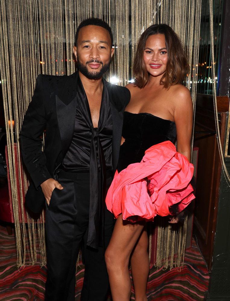 John Legend és Chrissy Teigen egymáshoz öltözve ötvözte az élénk rózsaszínt és a fekete színt.