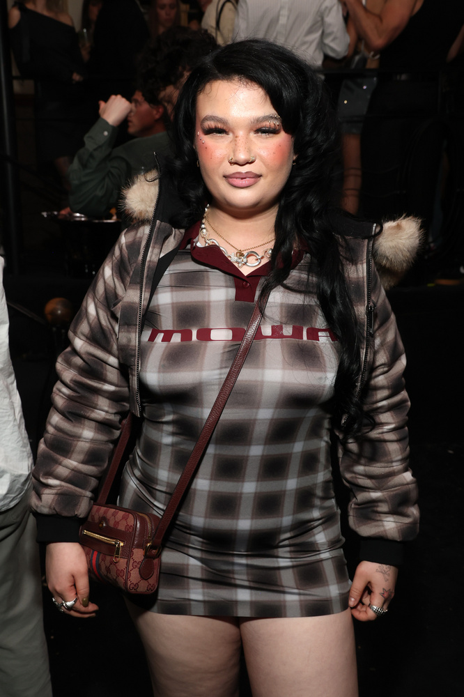 Lola Young szintén egy nagyon mini ruha mellett tette le a voksát az afterpartyn