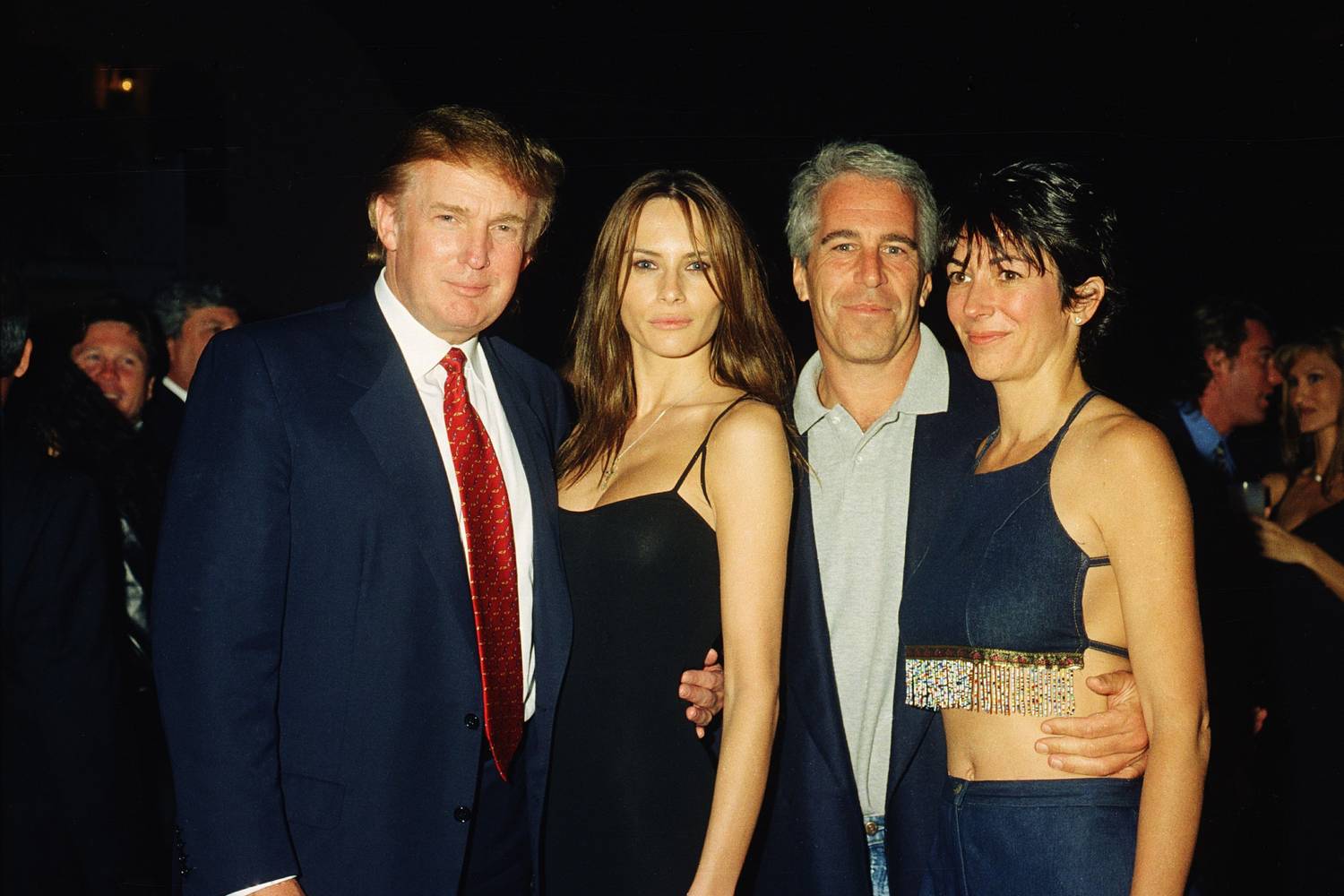 Jeffrey Epstein folyamatosan befolyásos emberekkel vette magát körbe. Ez a fotó még 2000-ben készült.