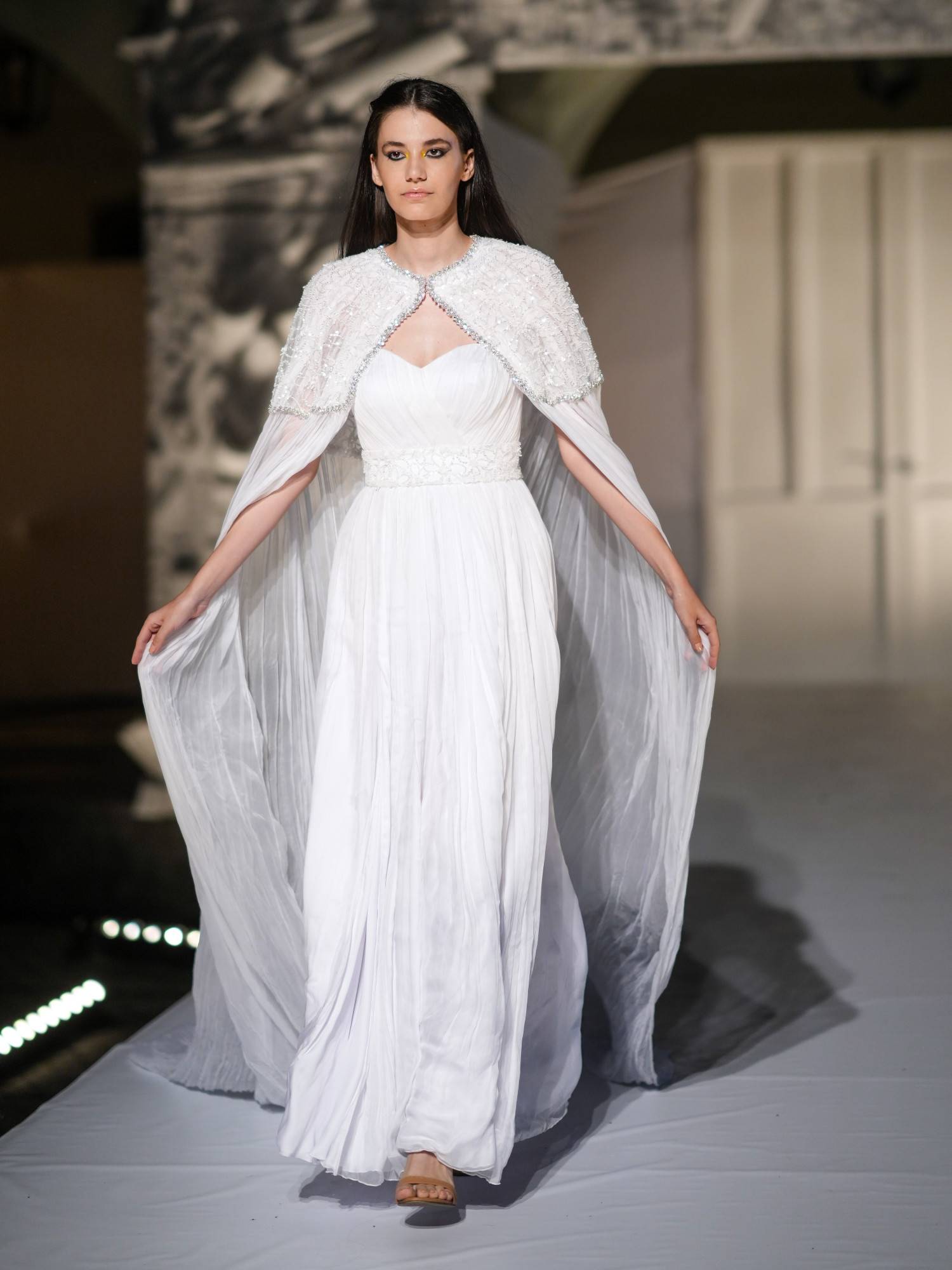 Menyasszonyi köpenyek: drámai, mégis kifinomult réteget adnak a megjelenéshez, egyszerre idézve a vintage eleganciát és a modern, couture ihletésű divatelemek világát.