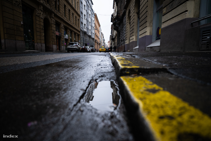 Kátyúk a budapesti utakon