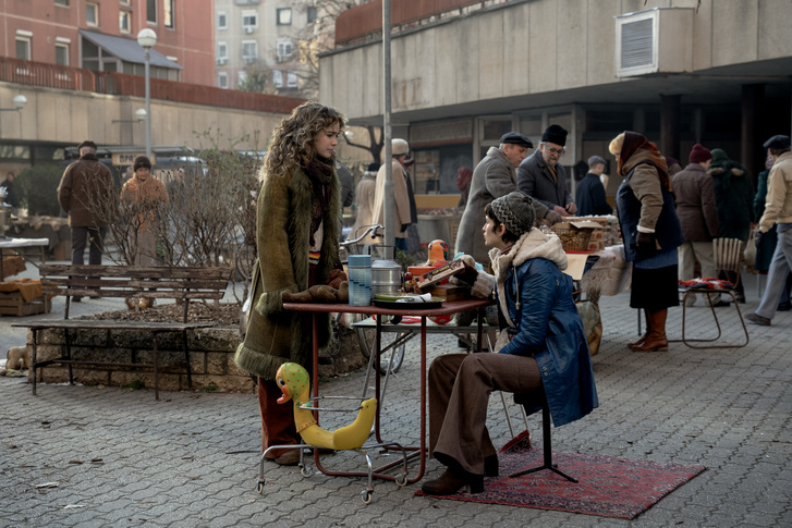 Jobbra, a székben ülve az Ivannát alakító Walters Lili