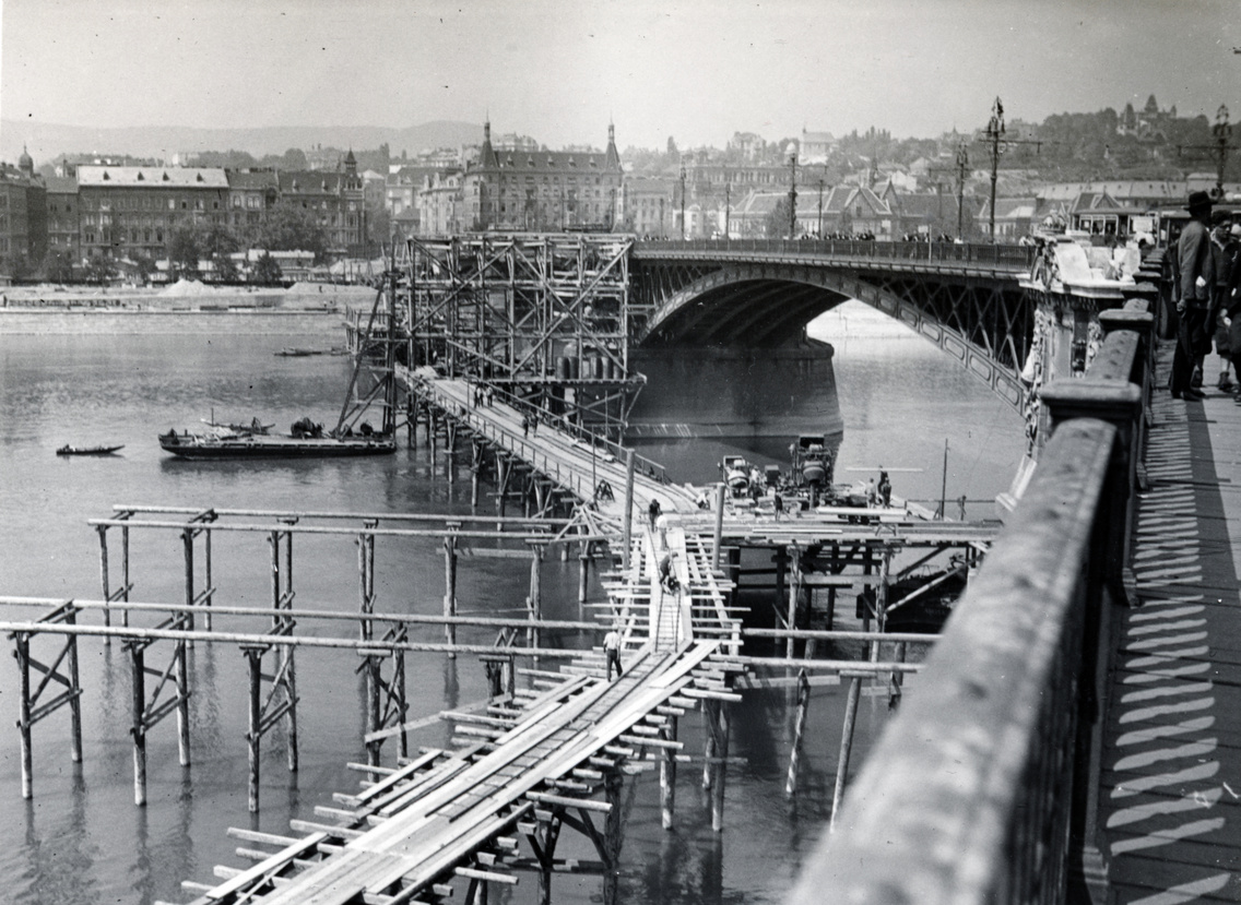 A felvétel a Margit híd 1935. és 1937. közötti kiszélesítésekor, átalakításakor készült, 1935