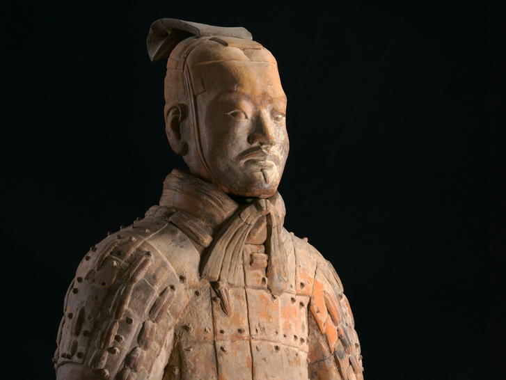 Katonai középvezető páncélban szobor Az öröklét őrei. Az első kínai császár agyagkatonái című kiállításból