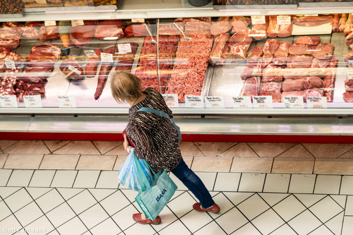 Vásárló egy húspult előtt