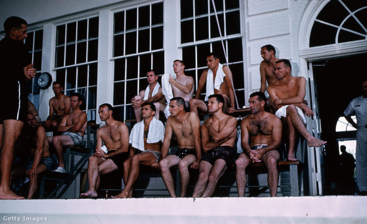 Űrhajósok túlélési edzésen vesznek részt