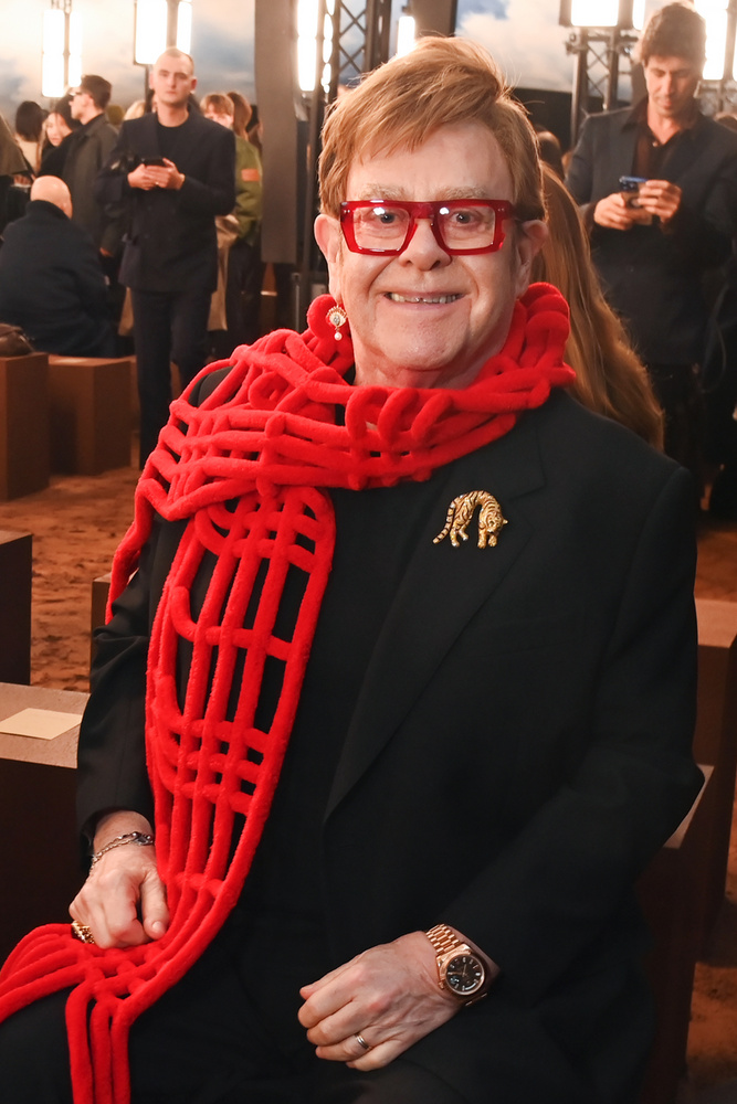 Elton JohnSir Elton John nyolcszor szerepel az iratokban, ami azonban nem jelenti azt, hogy ismerte volna vagy találkozott volna Epsteinnel, hiszen neve olyan cikkekben is felbukkan, amelyeket Epstein küldött másoknak, vagy amelyek hozzá érkeztek a levelezésében.