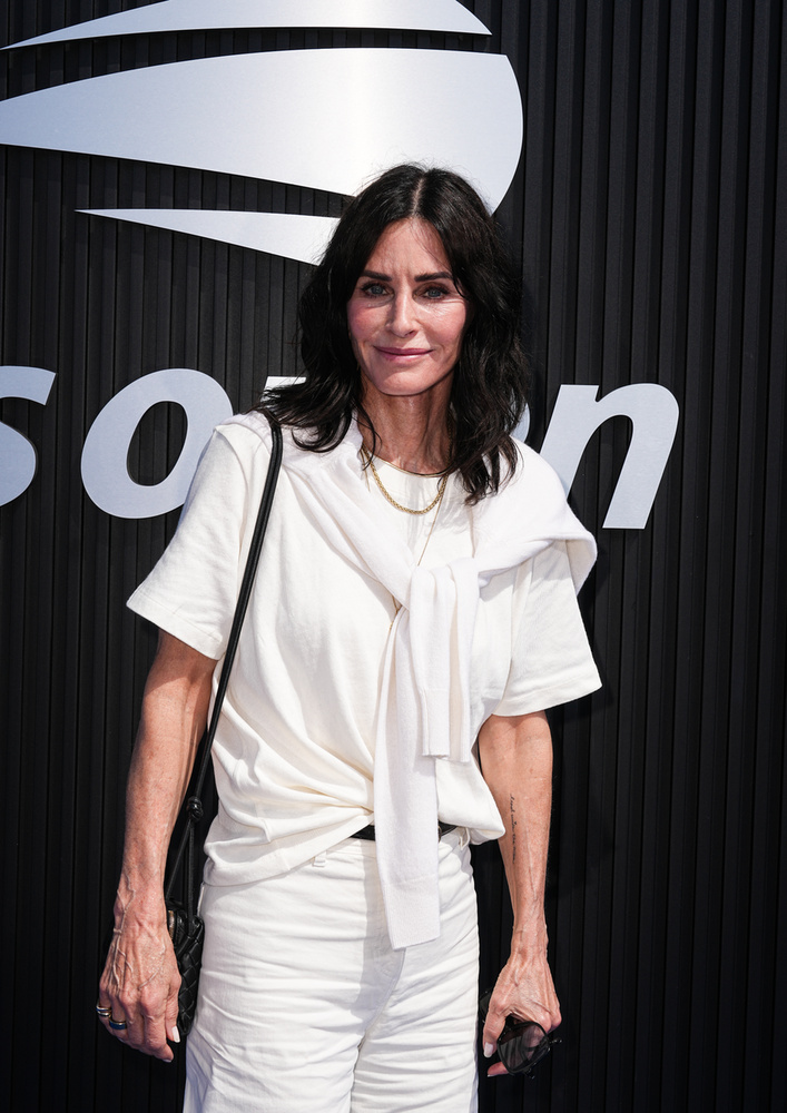 Courteney CoxCourteney Cox az évek során plasztikai beavatkozásokkal próbálta megőrizni fiatalos külsejét, ám az arcán egyre feltűnőbbé váltak az injekciók hatásai, ami miatt barátai is figyelmeztették