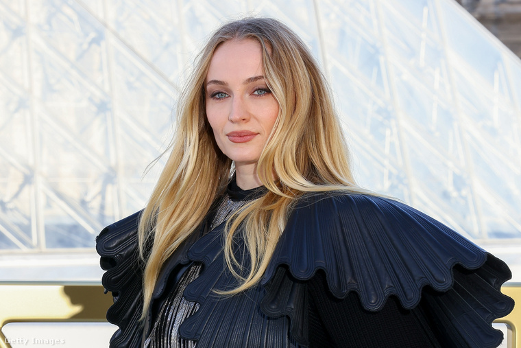 Sophie Turner&nbsp;Sophie Turner – akit a legtöbben Sansa Starkként ismertek meg a Trónok harcából – 2016-ban kezdett randevúzni Joe Jonasszal, 2019-ben összeházasodtak, és az Egyesült Államokban két lányuk is született