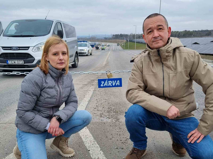 Dúró Dóra és Apáti István a gödi Samsung-gyárnál