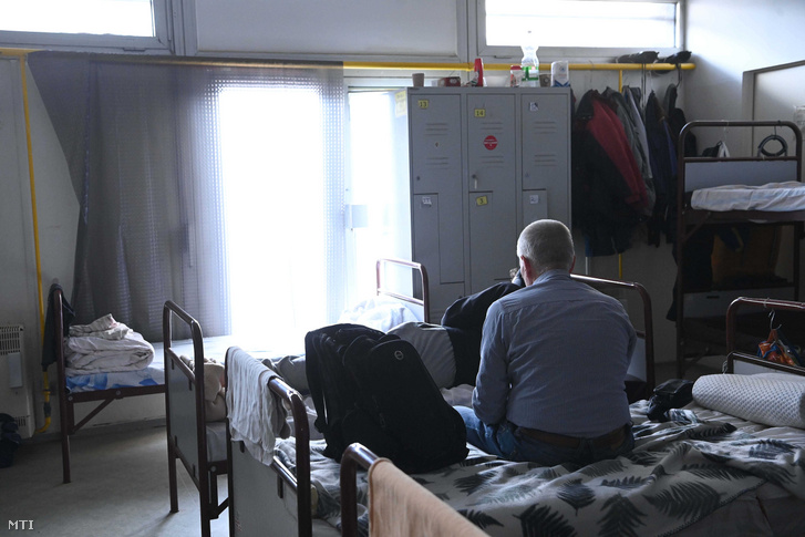 Hajléktalan a Magyar Máltai Szeretetszolgálat Gondviselés Háza Hajléktalanok Átmeneti Szállásán 2021. január 16-án