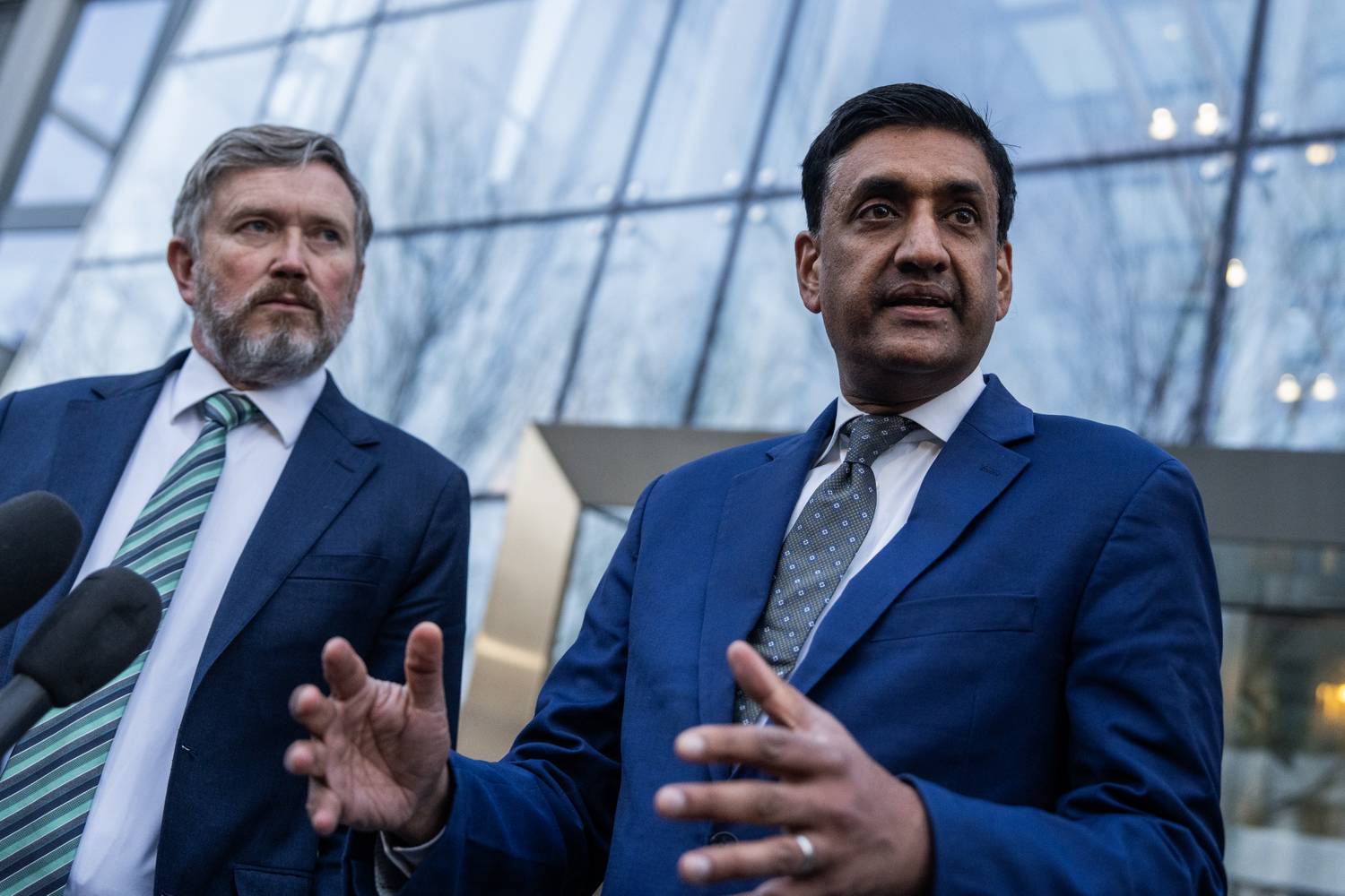 Thomas Massie republikánus képviselő és Ro Khanna demokrata képviselő a transzparenciáért küzdenek továbbra is, ugyanis a január 30-án nyilvánosságra hozott aktákat erősen cenzúrázták.