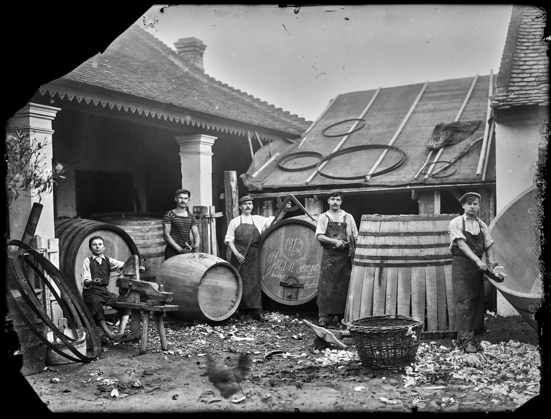 Józan Ferenc kádármester és munkásai, Nagykőrös, 1913, Nedeczky Pál felvétele