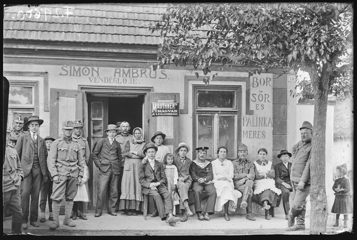 Csoportkép katonákkal Simon Ambrus vendéglője előtt, Kádárta, 1915–1919, Ismeretlen fényképész felvétele