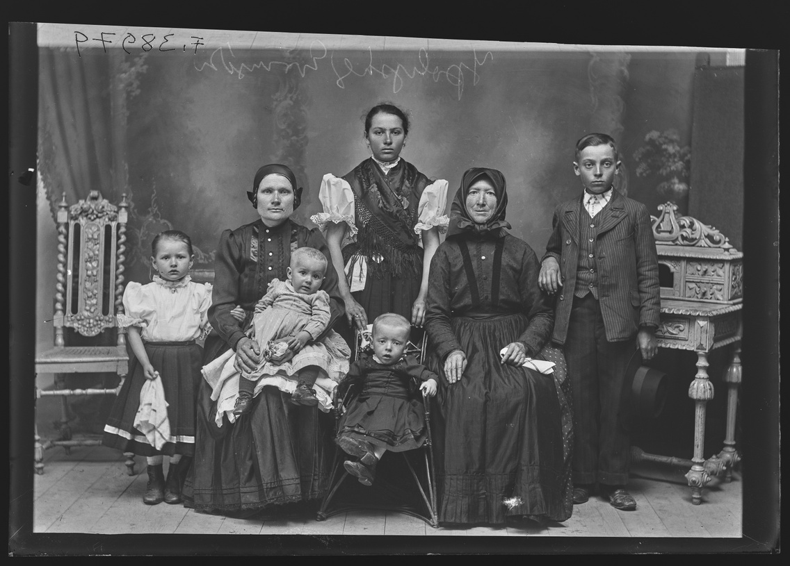 Család Ipolyság környékéről, Vác, 1915–1921, Tihanyi Sándor felvétele