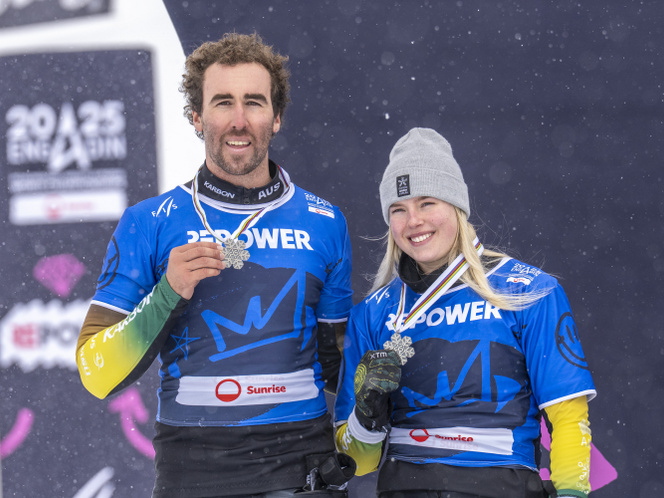 Az ausztrál Cameron Bolton (jobbra) és Mia Clift (balra) ezüstéremmel a nyakukban a 2025-ös svájci FIS Snowboard Freestyle és Freeski-világbajnokságon 2025. március 29-én
