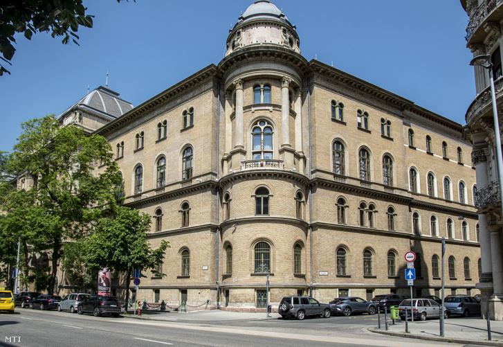 A Fővárosi Törvényszék épülettömbje a főváros V. kerületében