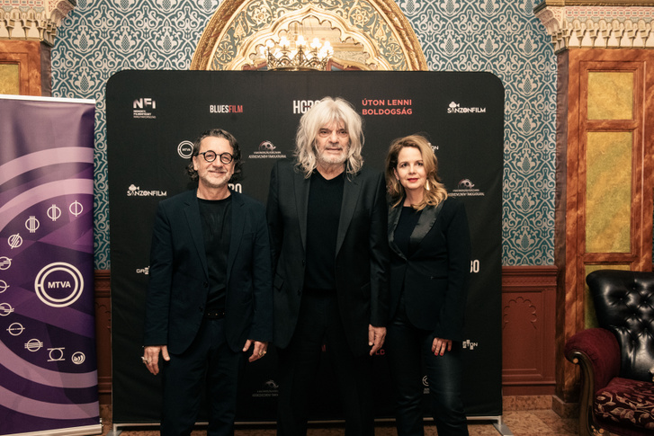 Csáky Attila producer, Földes László Hobo és Szederkényi Olga a HOBO 80 – Úton lenni boldogság című film díszbemutatóján