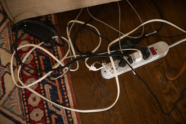 Folyamatosan bekapcsolva lévő eszközök és töltőkSok háztartási elektronikai eszköz még kikapcsolt állapotban is fogyaszt áramot