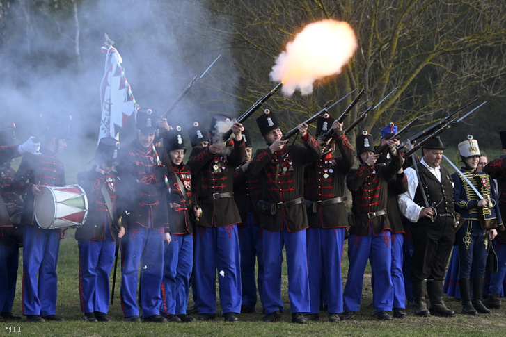 Hagyományőrzők bemutatója az 1848-as forradalom és szabadságharc isaszegi csatájának 176. évfordulója alkalmából rendezett ünnepségen.