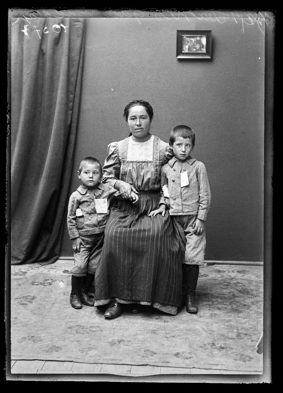 Anya fiaival, a gyerekek zsebében édesapjuk levelezőlapjai a frontról; Békés, 1915-1920