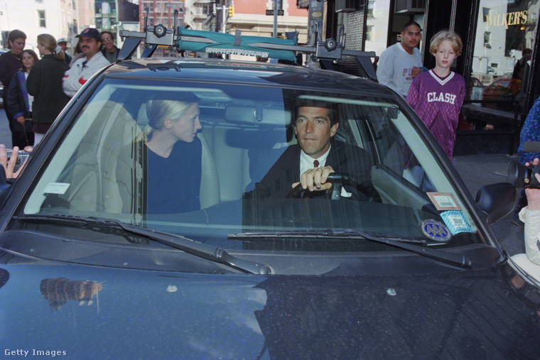 Hatalmas figyelem övezte John F. Kennedy Jr. és Carolyn Bessette kapcsolatát. (Fotó: Getty Images)