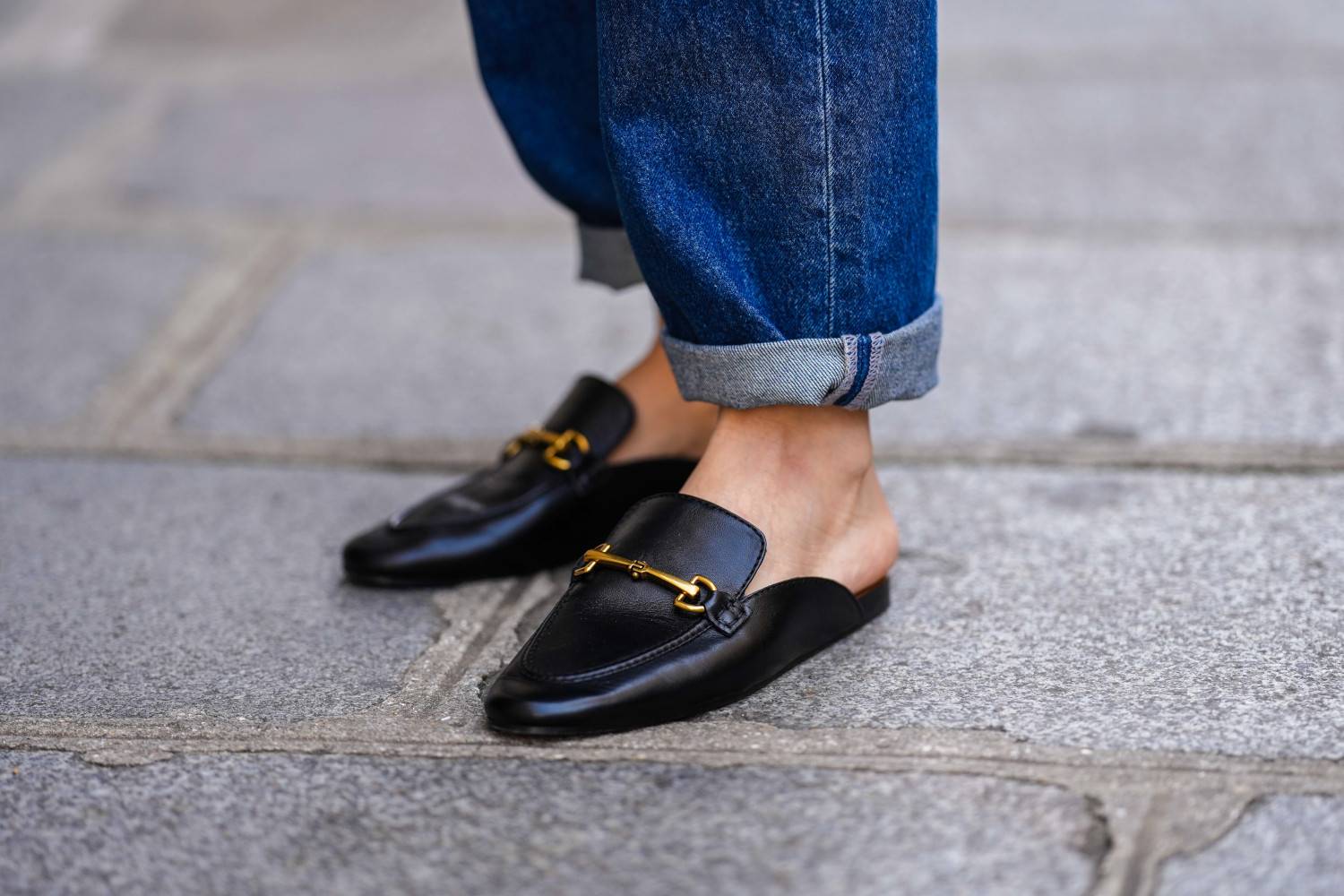 A nyitott sarkú loafer a klasszikus elegancia és a modern urbánus stílus tökéletes egyvelege.