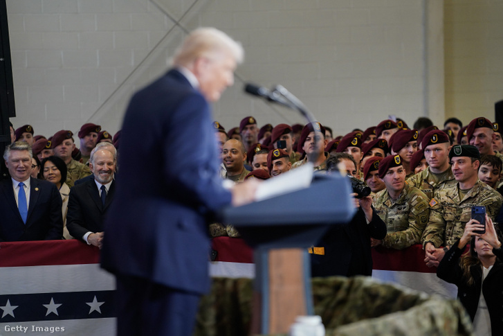 Az amerikai hadsereg katonái hallgatják Donald Trump elnök beszédét 2026. február 13-án
