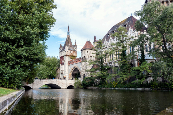 e571fa03-1bea-4087-9b00-4fa761b4b44e