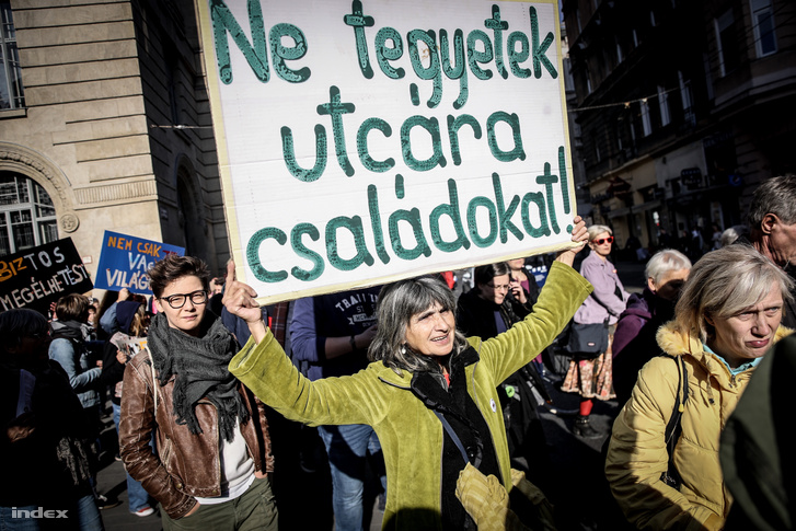 A Város Mindenkié csoport szervezésében Lakásmenet felvonulást tartottak a lakhatáshoz való jogokért, a kilakoltatások ellen, az utcán élők segítéséért Budapesten, 2018. szeptember 29-én