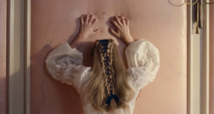 A Margot Robbie bőre által inspirált tapéta az Üvöltő szelek című filmben