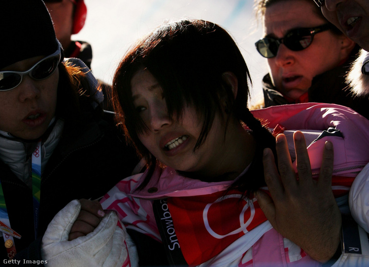 Imai Melót a mentők szállították el nagy esése után 2006. február 13-án Olaszországban