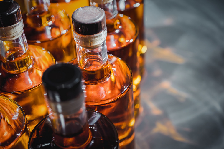 Sötét szeszek: több íz, súlyosabb következményekA whisky, a sötét rum és a konyak több úgynevezett kongenert – az erjedés során keletkező mellékterméket – tartalmaznak, amelyek a jellegzetes színt és ízt adják