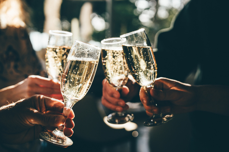 Sör és pezsgő: buborékok, amelyek felgyorsítják a felszívódástA szénsavas italok felgyorsítják az alkohol felszívódását a véráramba