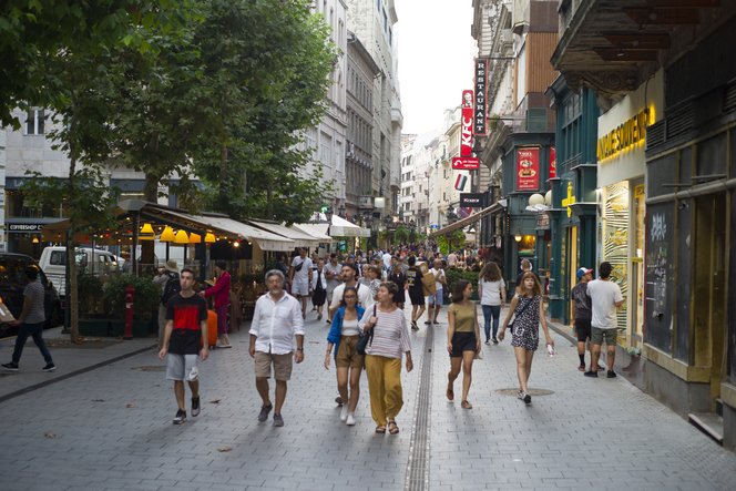 Egy tanulmány szerint szinte ugyanannyi magyar büszke rá, mint amennyi szégyelli az országot