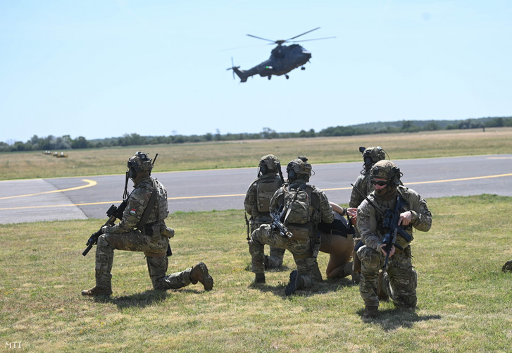 H145M többfeladatú katonai helikopter és katonák bemutatója 2025. június 23-án