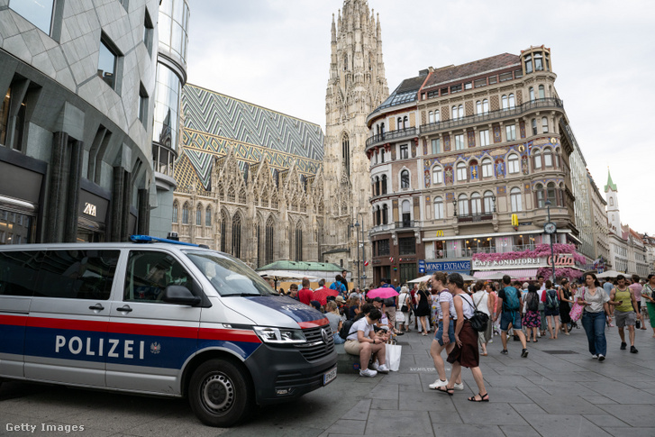 Taylor Swift rajongói gyűlnek össze, hogy együtt énekeljenek 2024. augusztus 8-án Bécsben