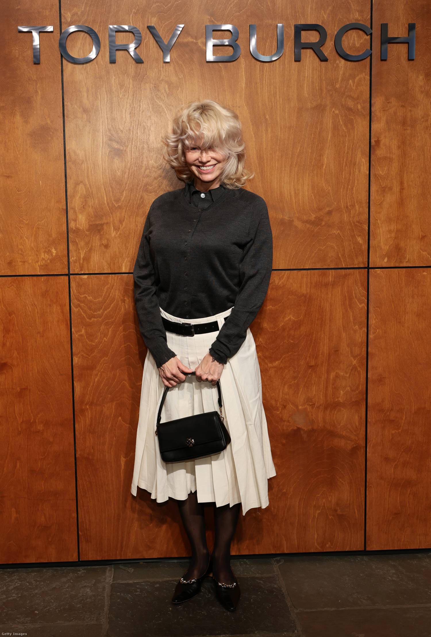 Pamela Anderson decens fekete-fehér szettje tökéletes példát hoz a modern minimalista divatirányzat egyszerű, de sikkes eleganciájára.