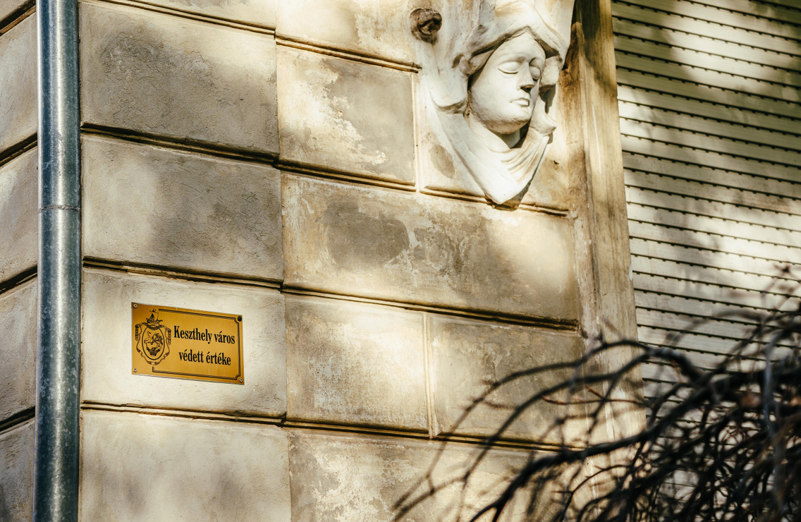 A helyi védelmet jelző tábla