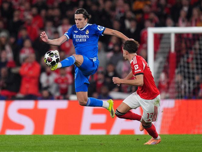 Álvaro Carreras (balra) és Amar Dedic (jobbra) harcol a labdáért